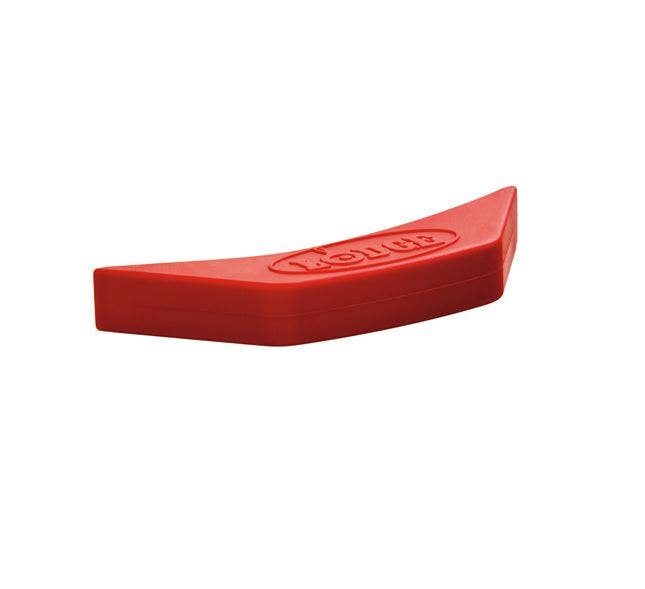 http://www.atbbq.com/cdn/shop/files/lodge-silicone-assist-handle-holder-red-kitchen-tools-utensils-40052886962453.jpg?v=1693727654